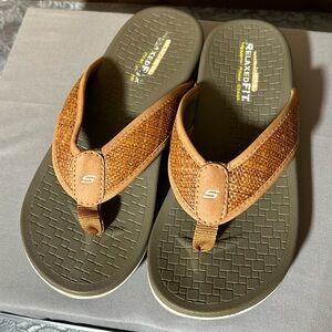 Skechers Men’s Pelem-Wesker flip flops  relaxed fit in brown NWOT